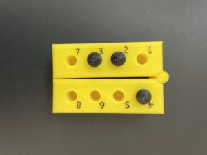 Material um Brailleschrift zu lernen. Klappe um von Schriftbild auf Schreibung zu kommen. 