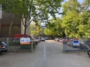 Offenes Zugangstor zur Schule.