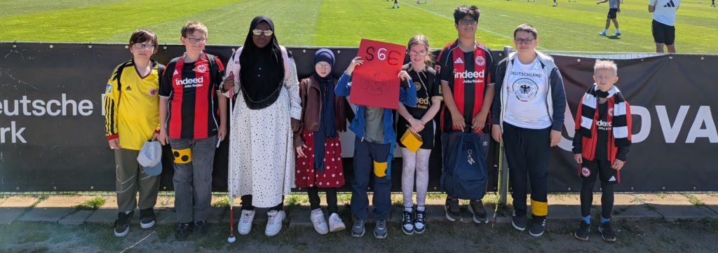 Kinder vor dem Banner