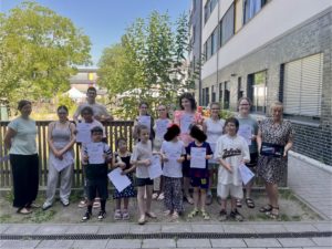 Klassensprecherinnen und Klassensprecher stehen mit Verbindungslehrerin Frau Wittje und Schulleiterin Frau Marquardt.