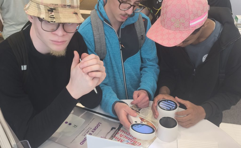 Schüler probieren neue Lupen aus.